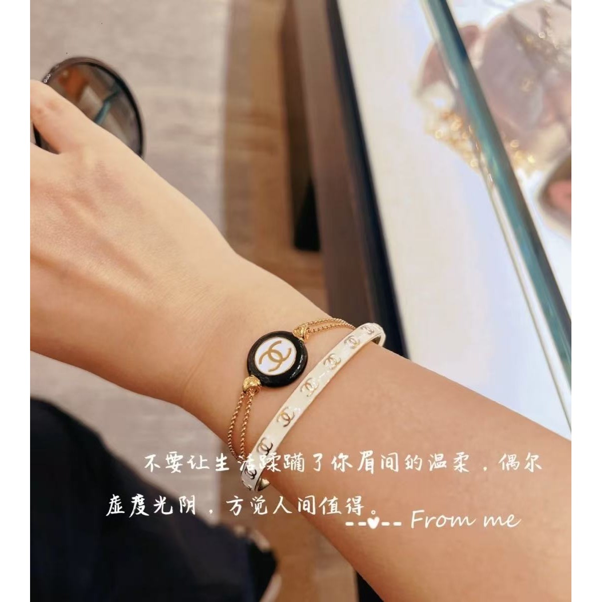 <p>CHANEL&nbsp;白纽扣圆形珐琅双c手链</p>