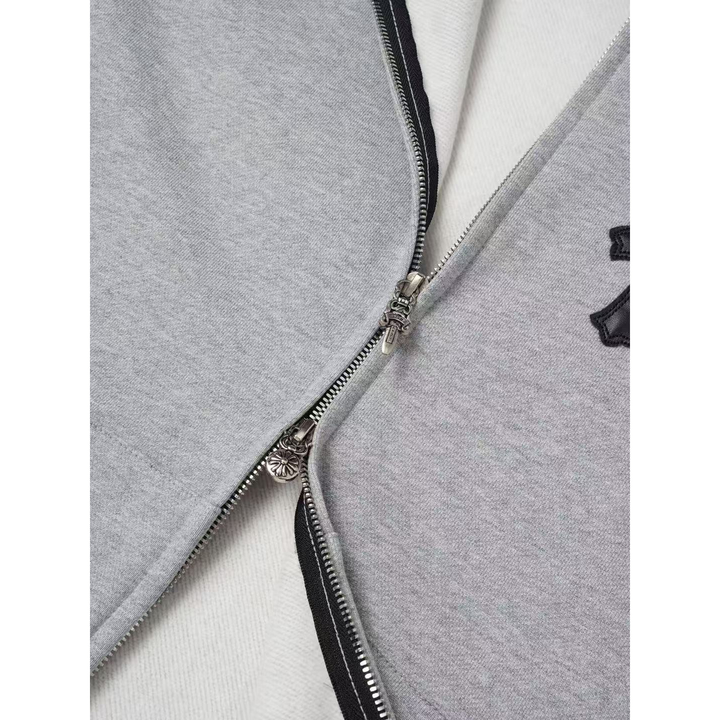 <p>CHROME HEARTS 三花十字架皮标拉链连帽外套(灰)</p>