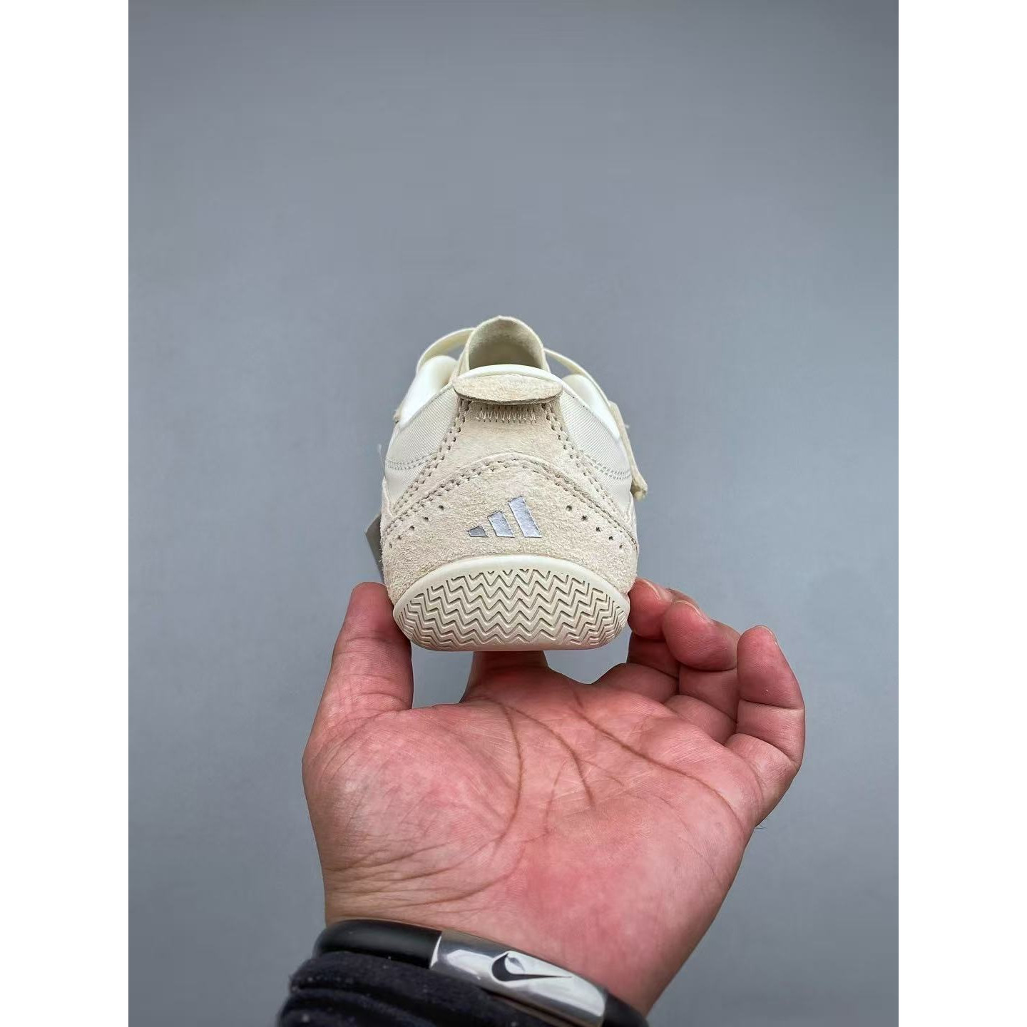 <p>Adidas URBAN REVERIE&nbsp; 生活休闲鞋(白)</p>