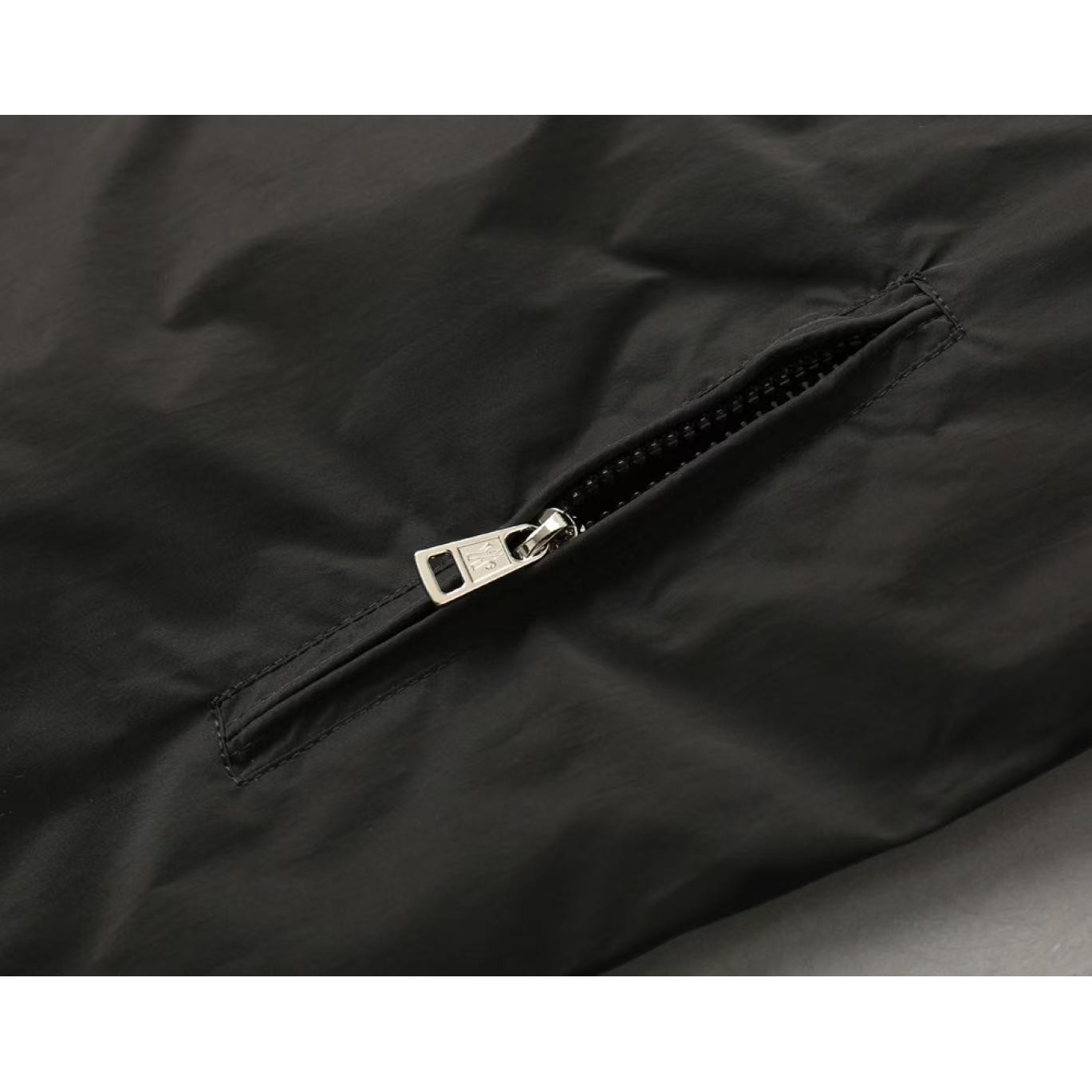 <p>MONCLER&nbsp;男士夹克外套(黑)</p>