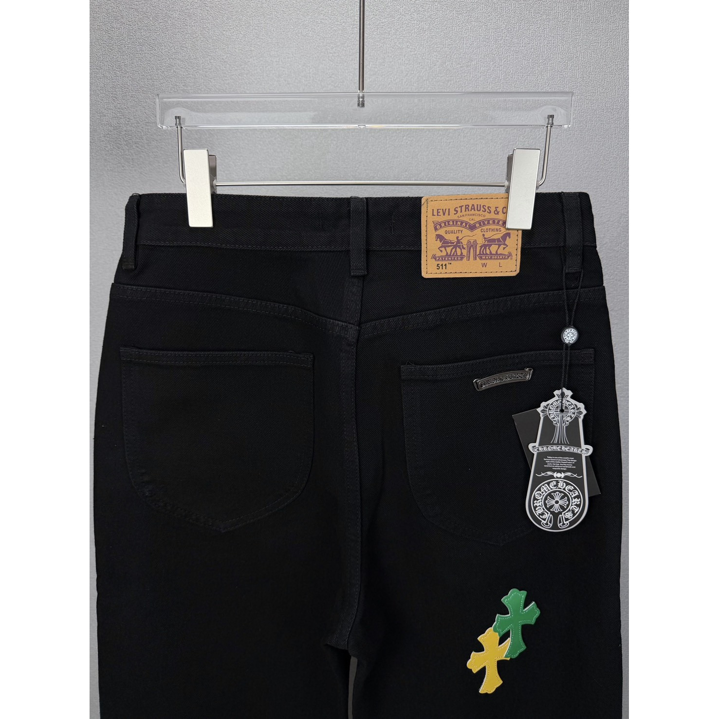 <p>CHROME HEARTS 红黄绿大十字架牛仔裤(黑)</p>