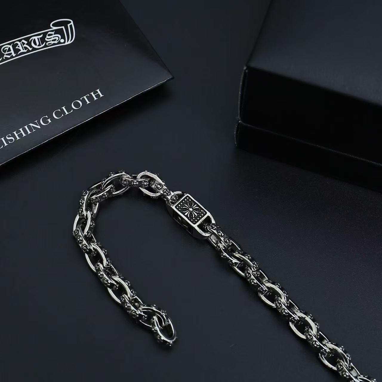 <p>CHROME HEARTS&nbsp;复古手链</p>