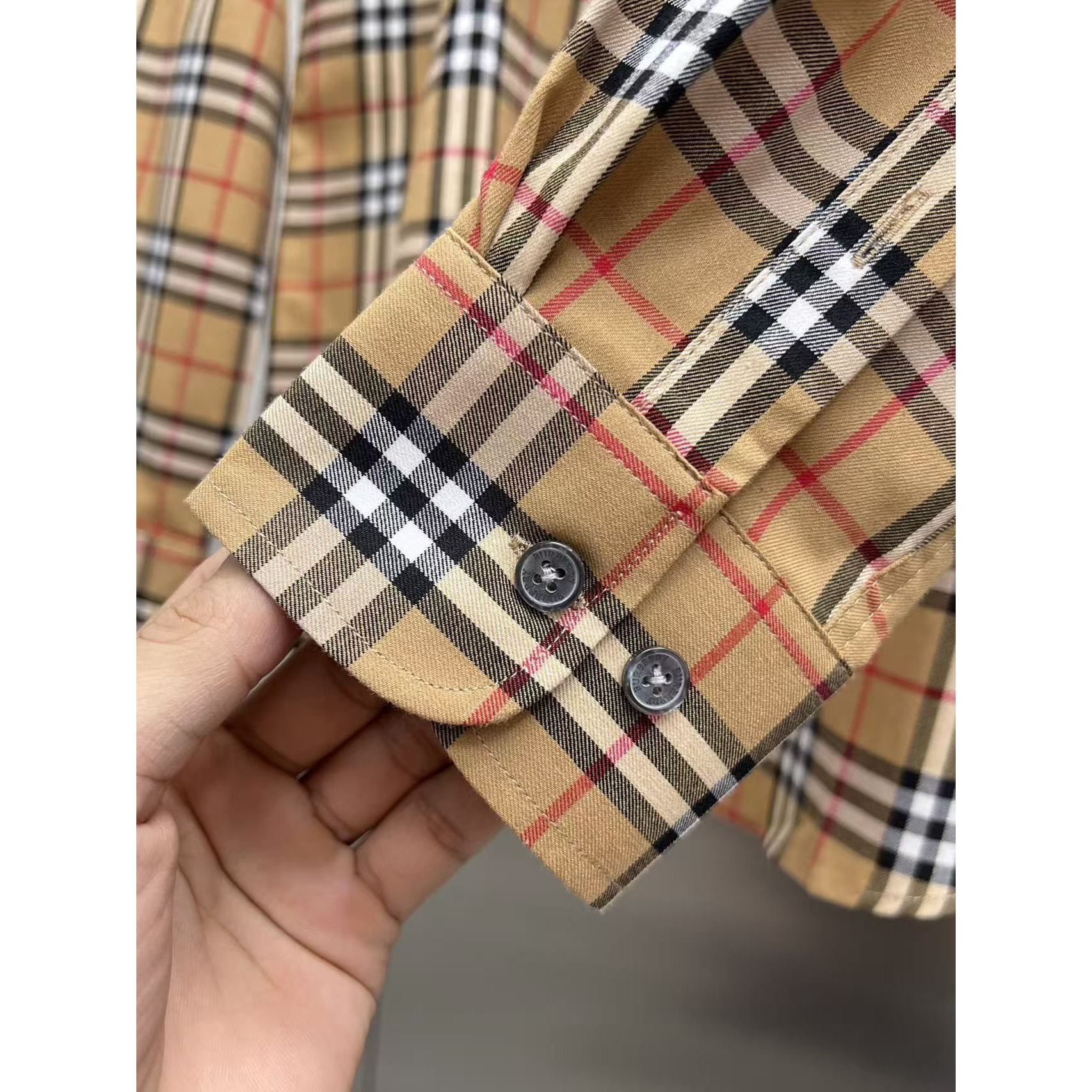 <p>Burberry 长袖衬衫(783231)</p>