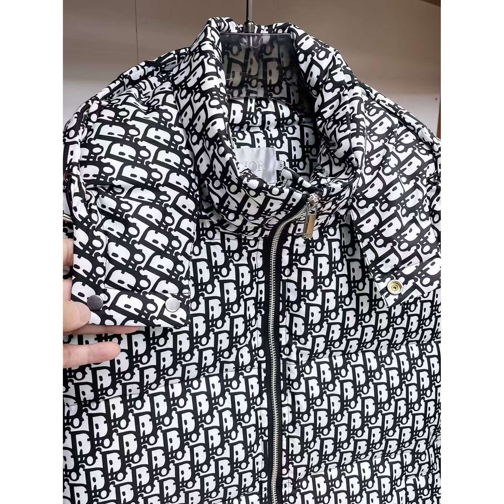 <p>DIOR 秋冬新款羽绒服(黑)</p>