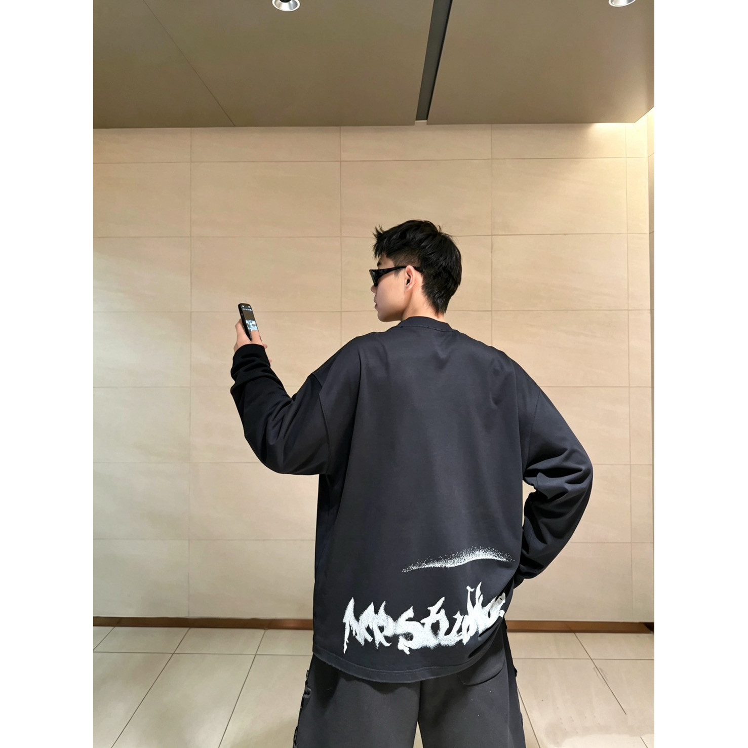 <p>ACNE&nbsp;长袖T恤(黑B15)</p>