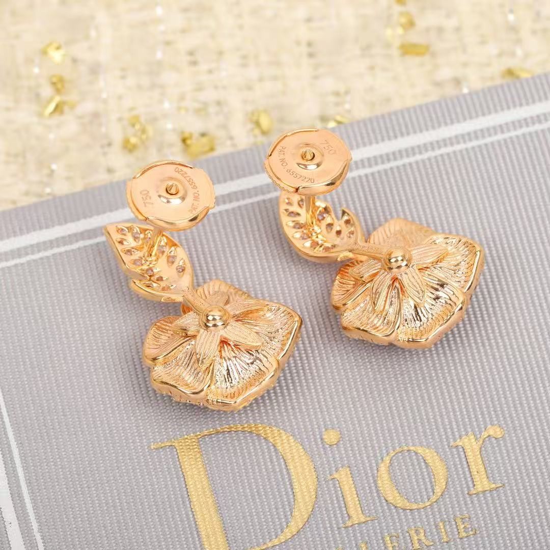 <p>&nbsp;DIOR&nbsp;玫瑰花耳环</p>