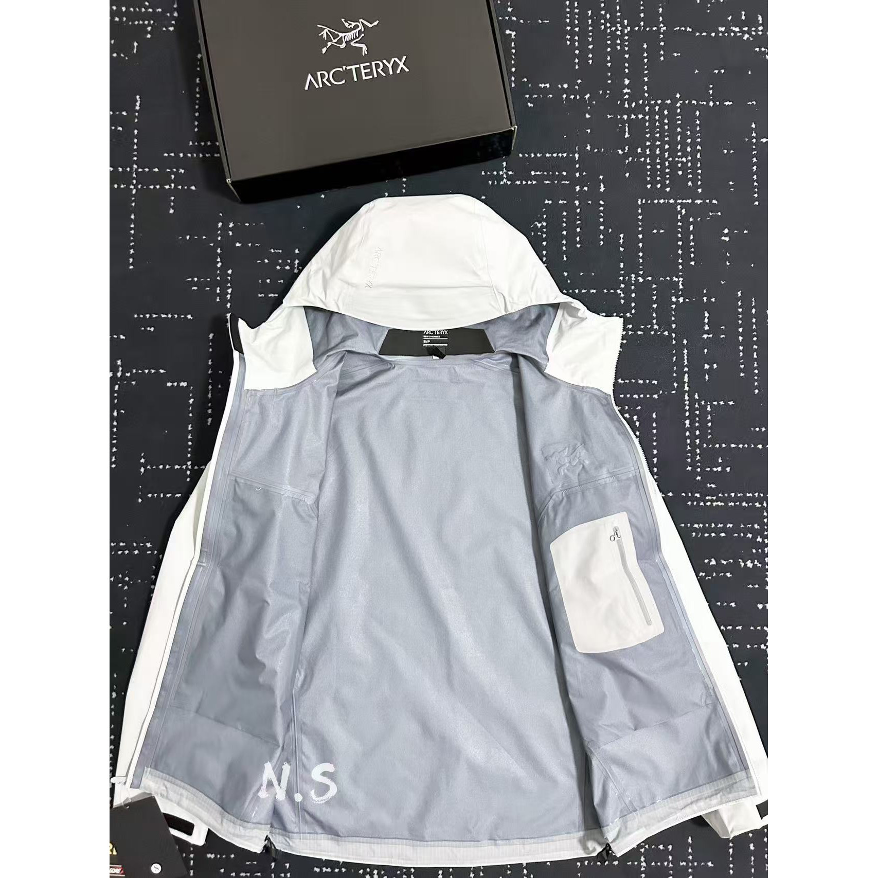 <p>Arc'teryx Beta系列 SL GORE-TEX 硬壳刺绣连帽防水防风透气冲锋衣(极地白)</p>