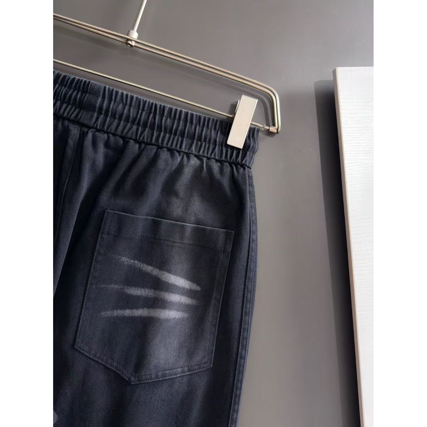 <p>Balenciaga 夏季新款松紧带休闲裤(786885)</p>