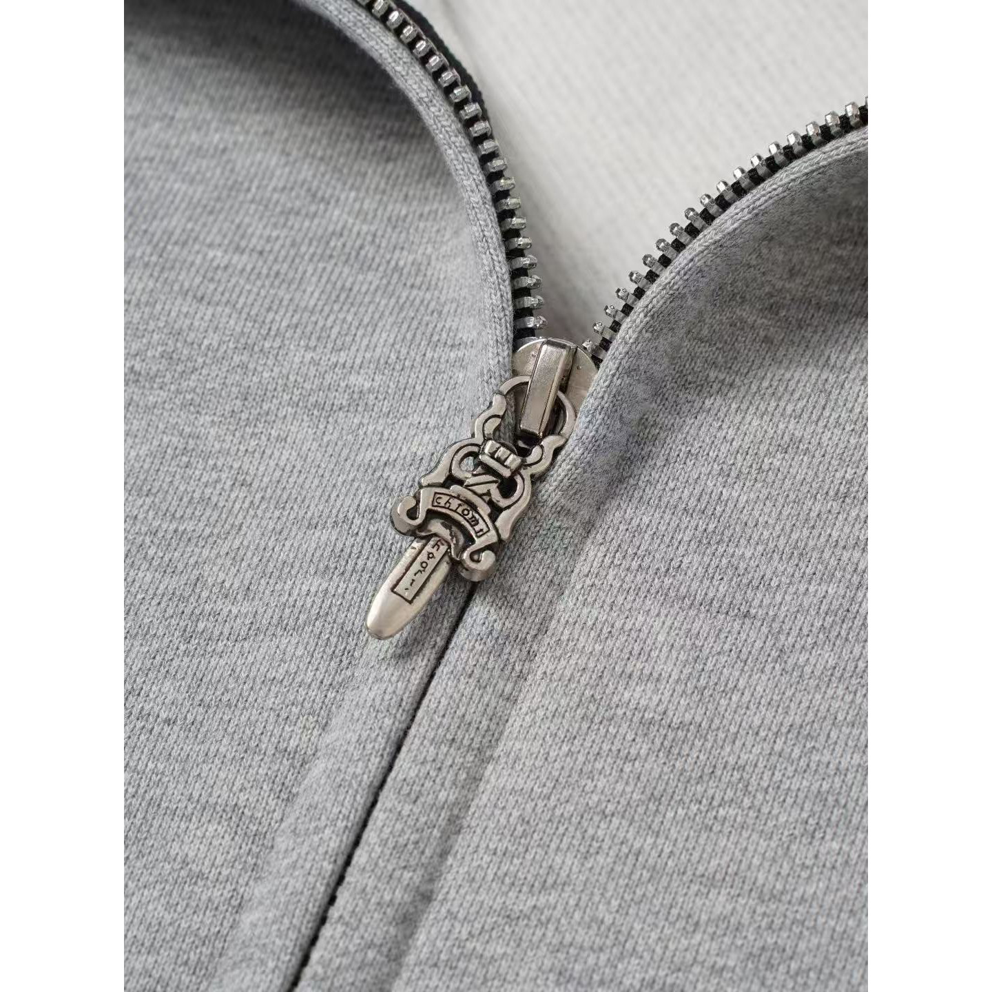 <p>CHROME HEARTS 三花十字架皮标拉链连帽外套(灰)</p>