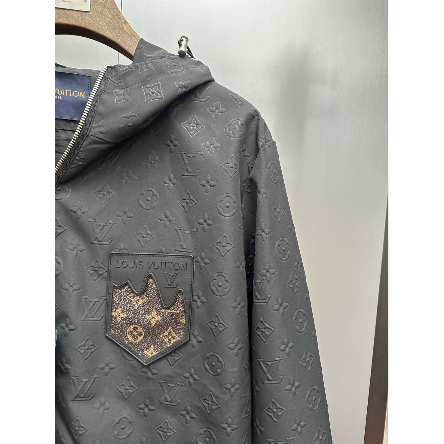 <p>Louis Vuitton 暗纹Monogram连帽防风夹克</p>