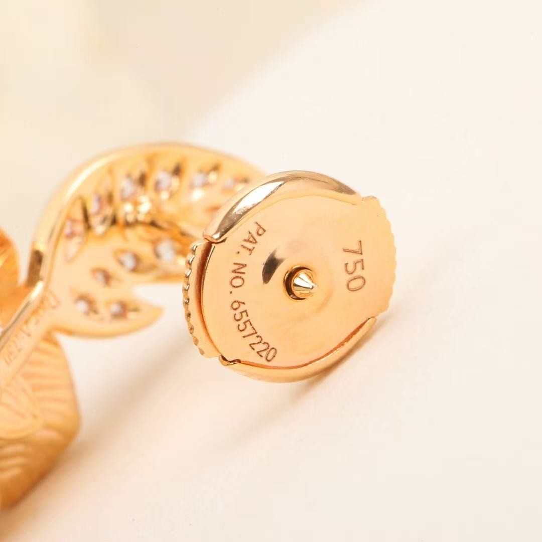 <p>&nbsp;DIOR&nbsp;玫瑰花耳环</p>