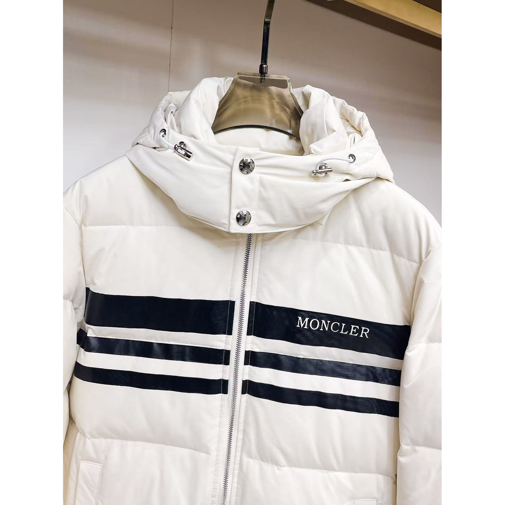 <p>MONCLER 秋冬新款羽绒服(白)</p>