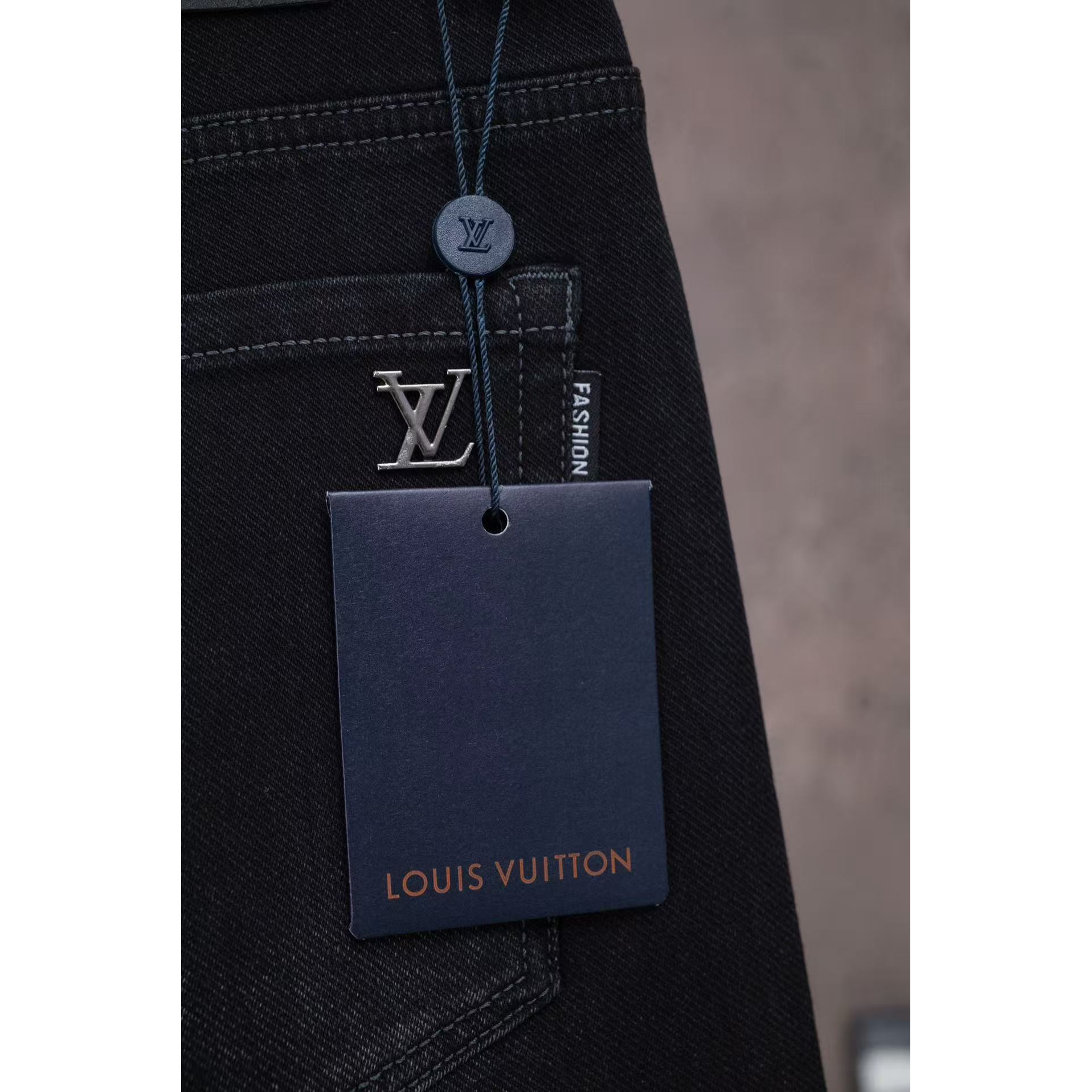 <p>LV 拉链直筒牛仔裤(黑M3066)</p>