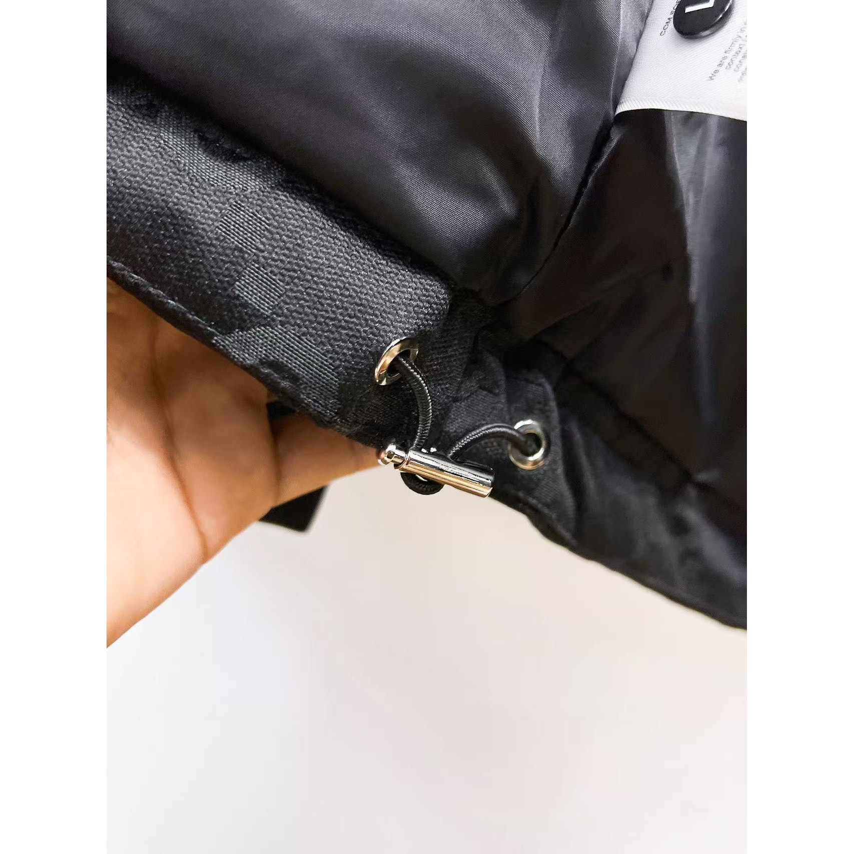 <p>GUCCI 秋冬新款羽绒服(黑)</p>