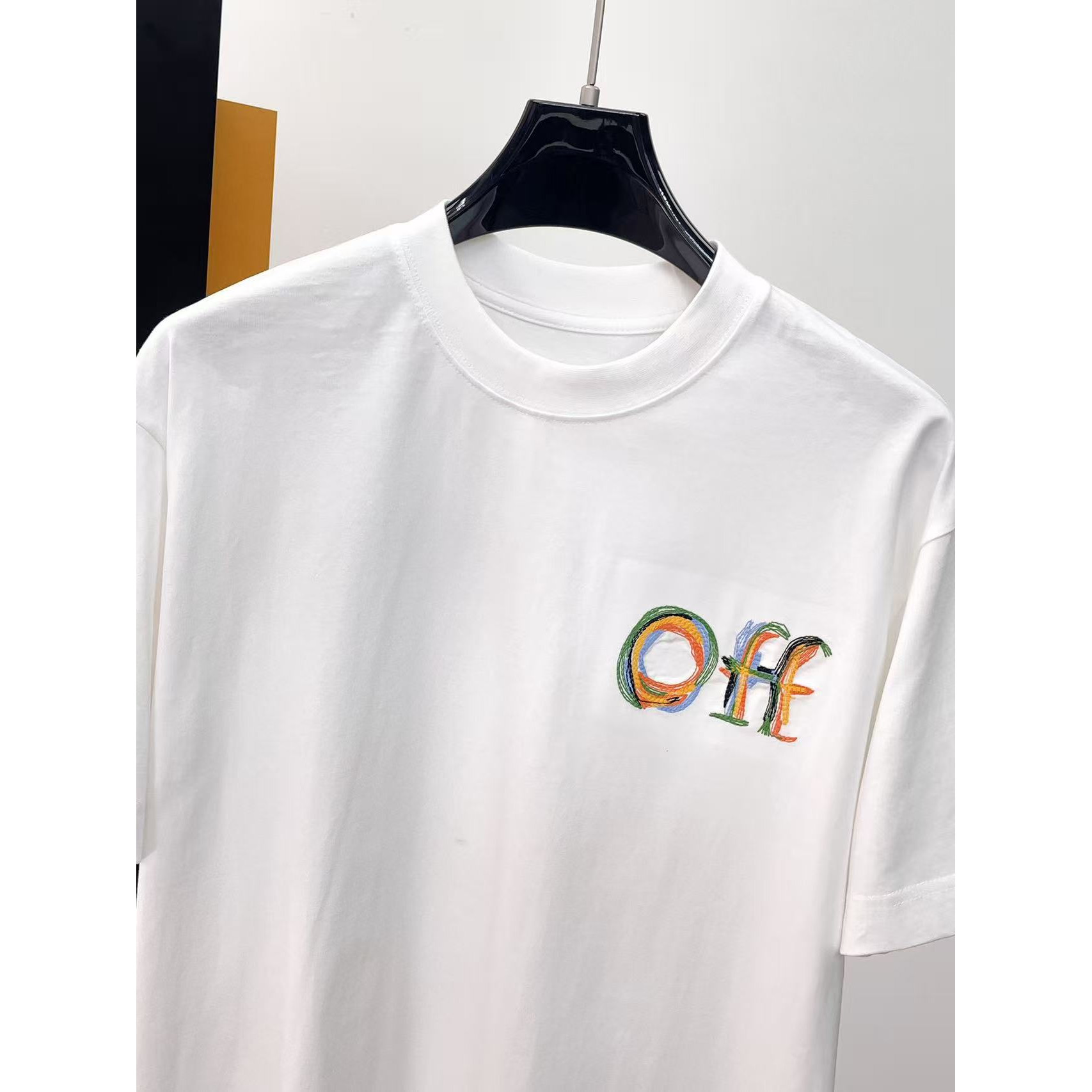 <p>OFF&nbsp;专柜新款短袖T恤(白)</p>