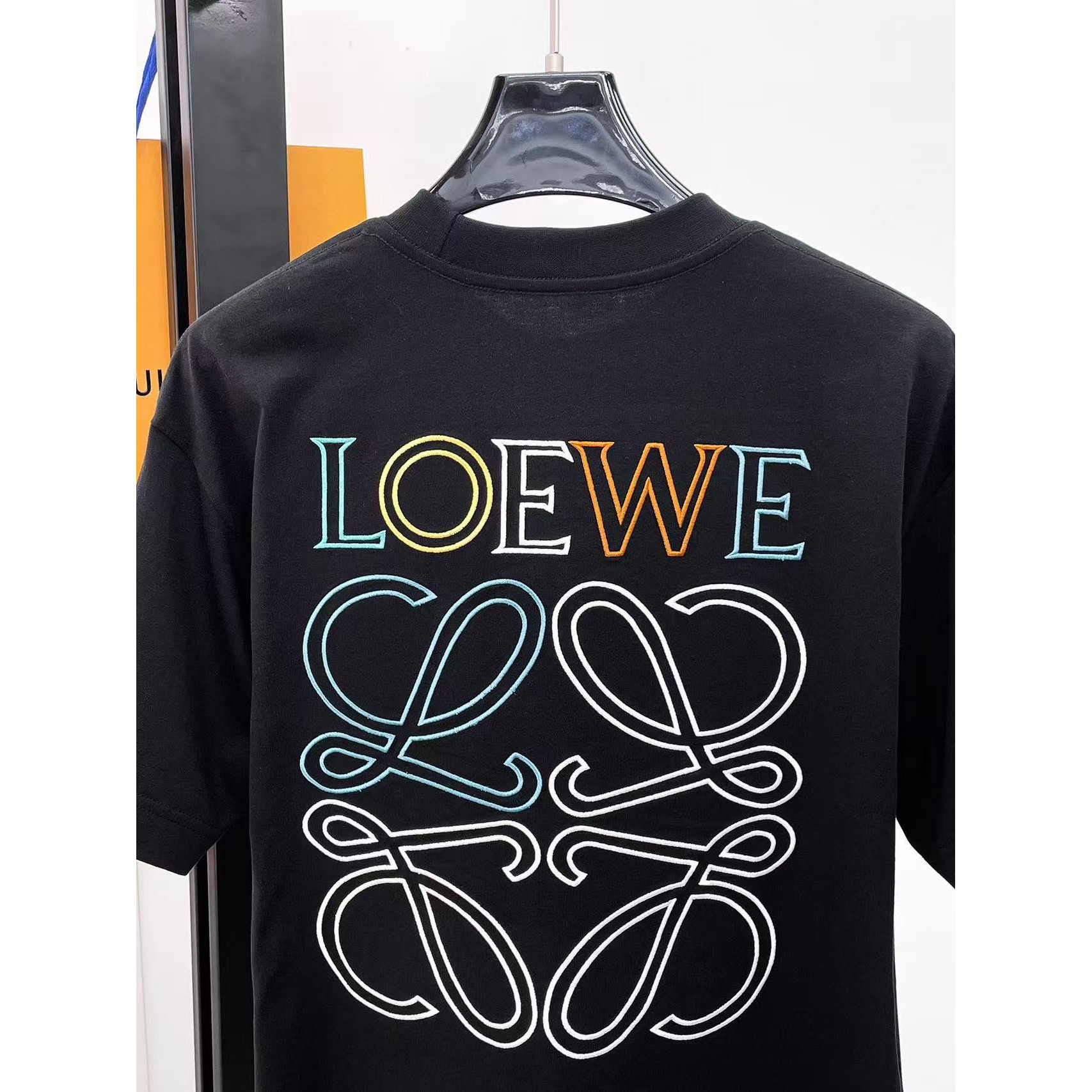 <p>LOEWE 专柜新款短袖T恤(黑)</p>