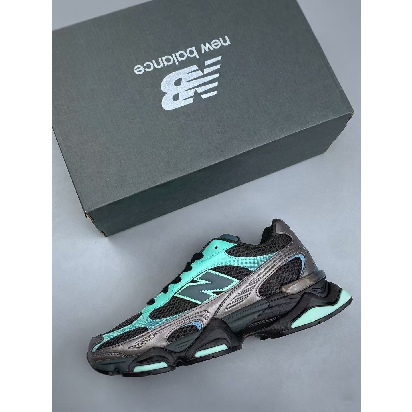 <p>New Balance NB9060 休闲生活鞋</p>