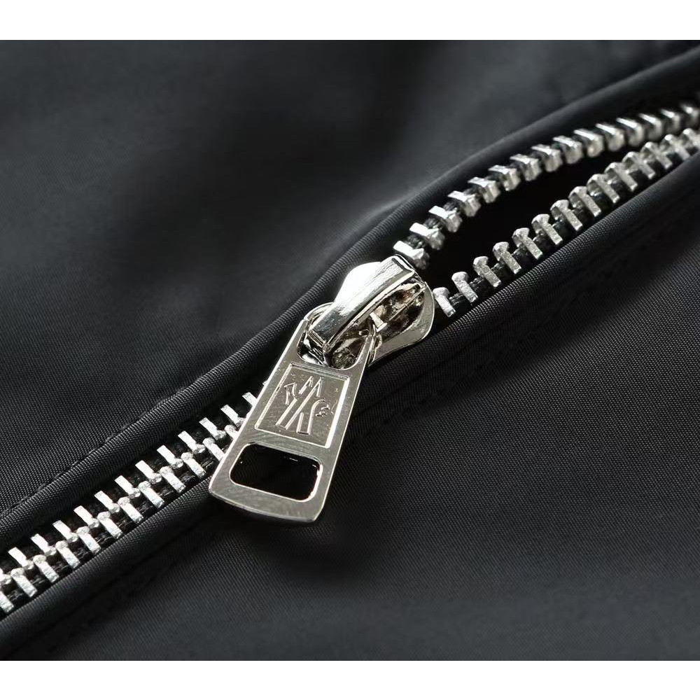 <p>MONCLER 男士夹克外套(800873)</p>