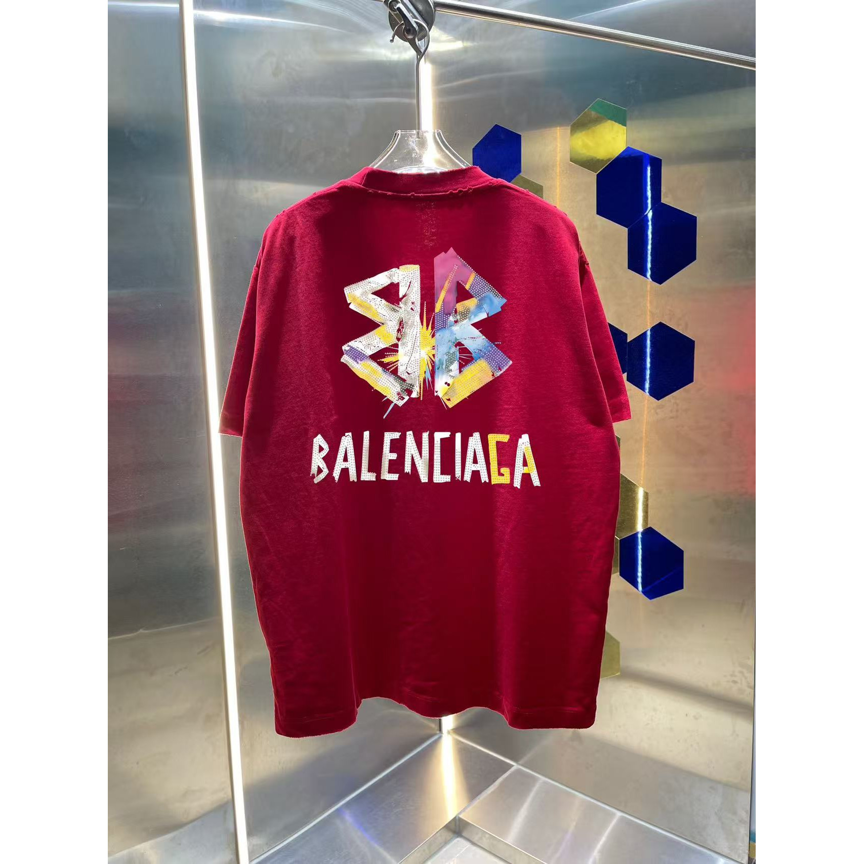 <p>Balenciaga 洗水磨破短袖T恤(洗水紅)</p>