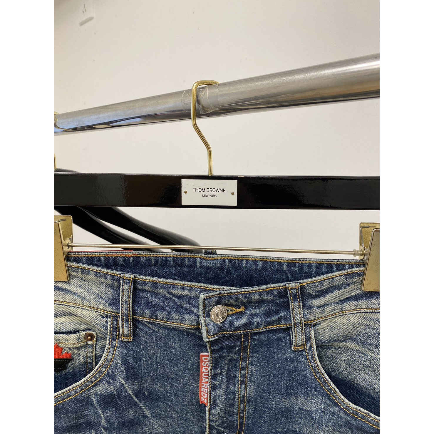 <p>DSQUARED2&nbsp;休闲牛仔裤</p>