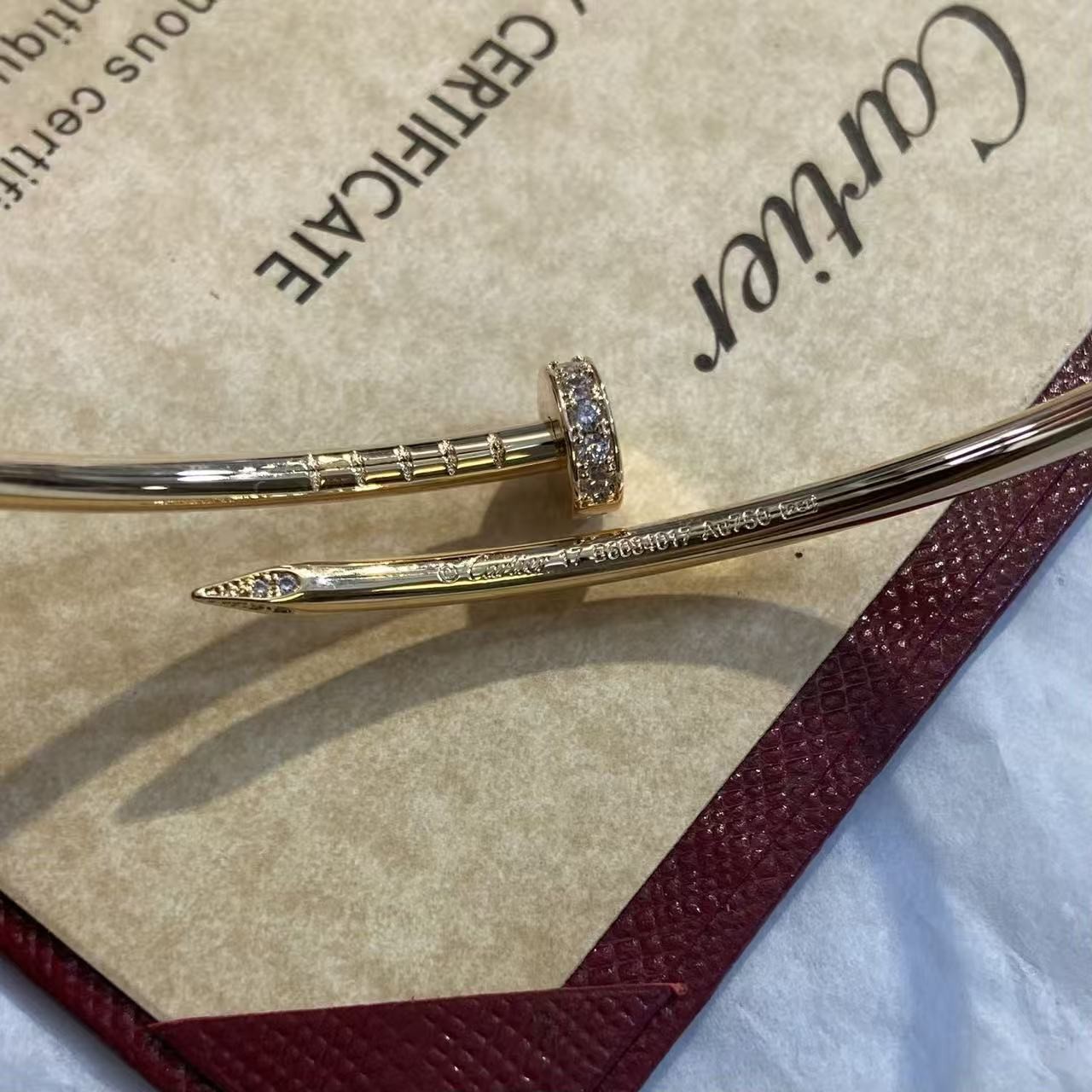 <p>CARTIER 经典款带钻钉子手镯 V金高版本</p>
