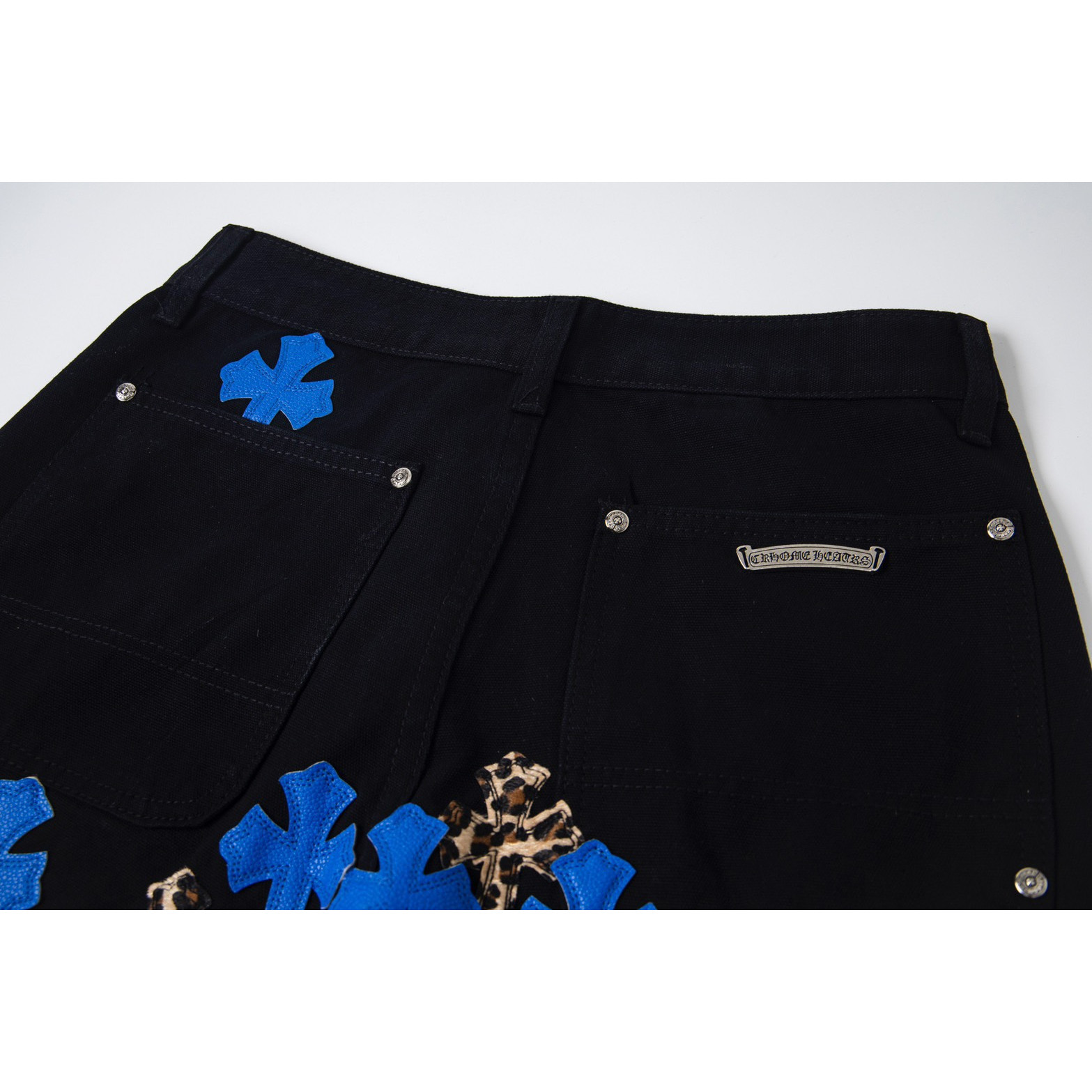 <p>CHROME HEARTS 伐木重工蓝色豹纹十字架牛仔裤(1750#)</p>