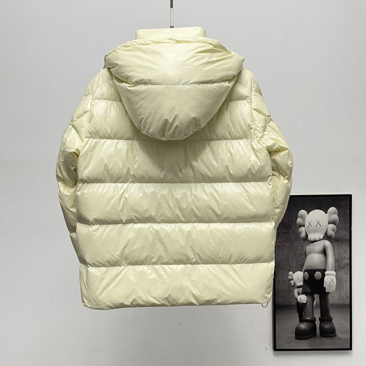 <p>Moncler 70周年双标连帽羽绒服(米白色)</p>