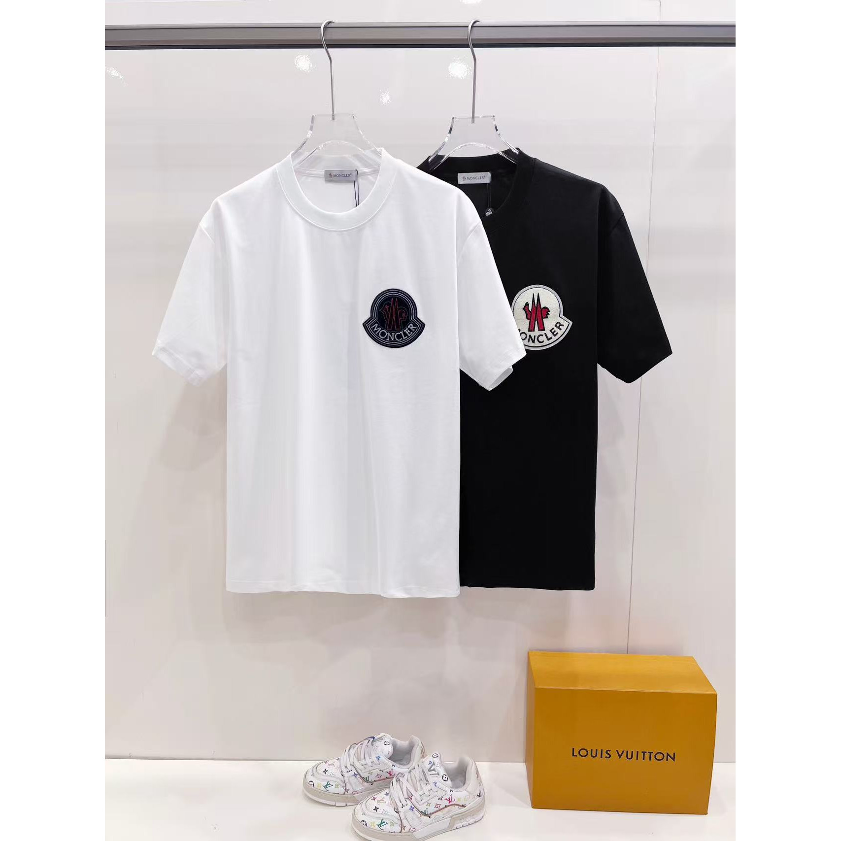 <p>MONCLER&nbsp;纯棉面料高端短袖(黑)</p>