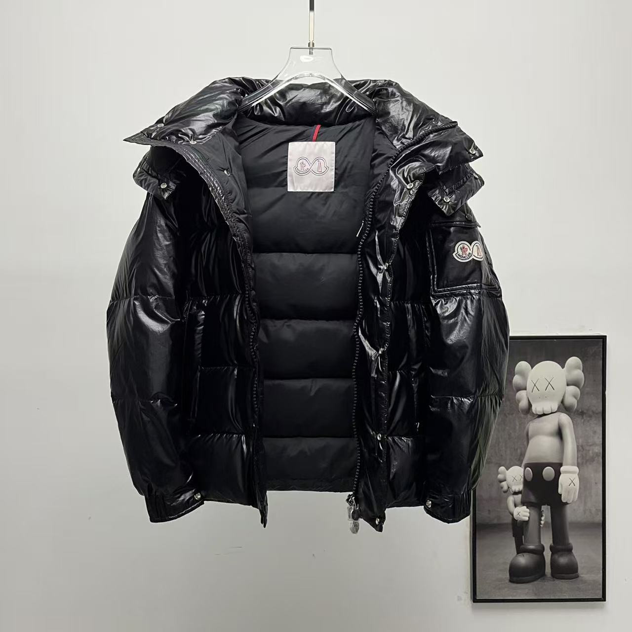 <p>Moncler 70周年双标连帽羽绒服(黑)</p>