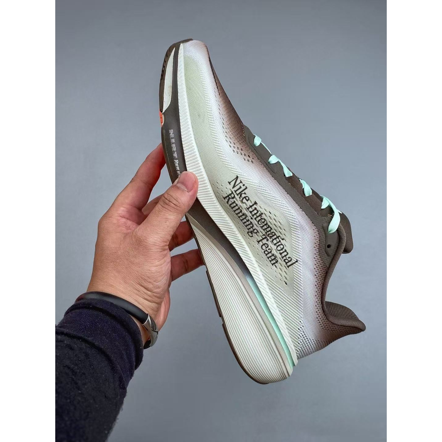 <p>Nike Air Zoom Pegasus 42 网面透气轻便耐磨跑鞋(咖啡)</p>