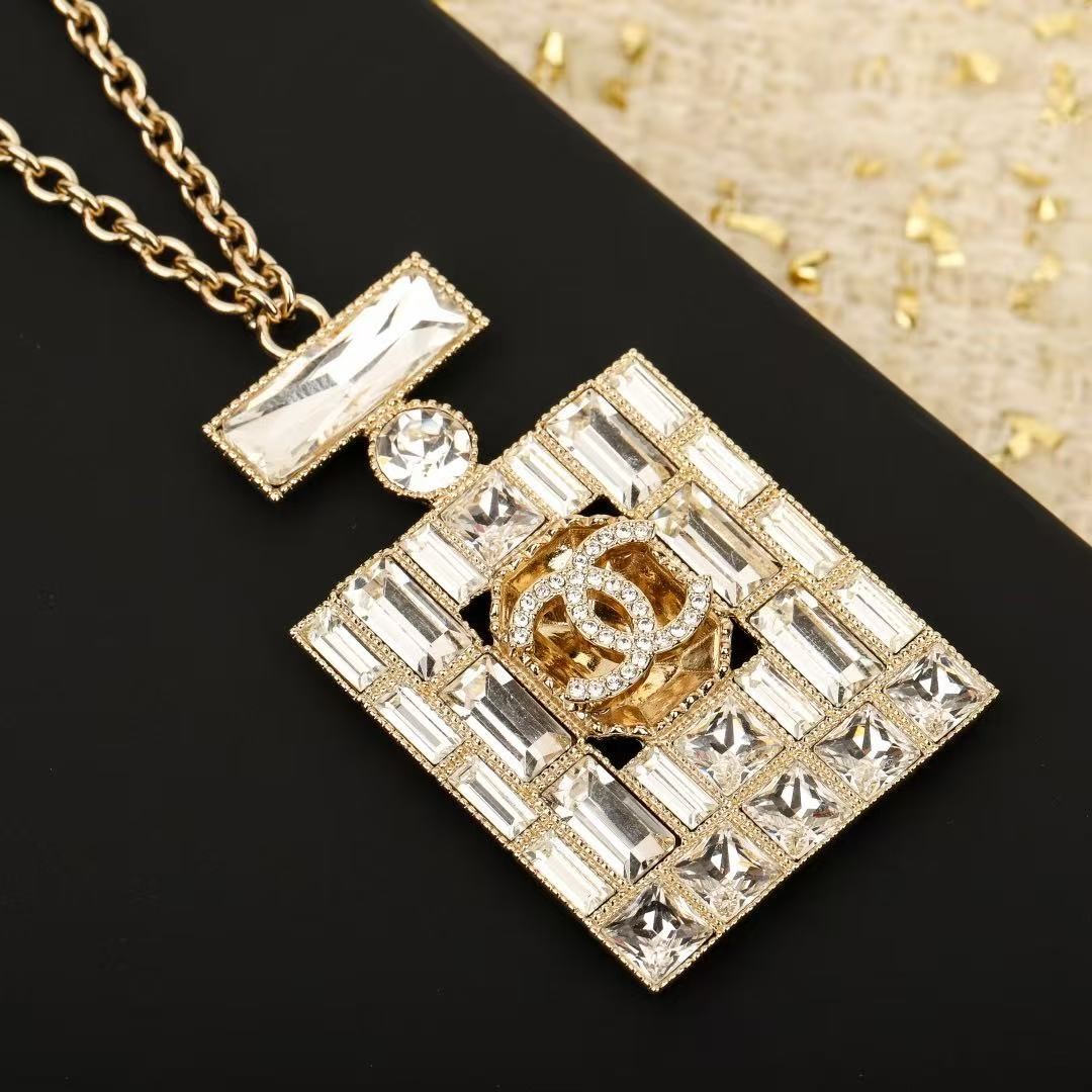 <p>CHANEL&nbsp;香水瓶水钻项链</p>