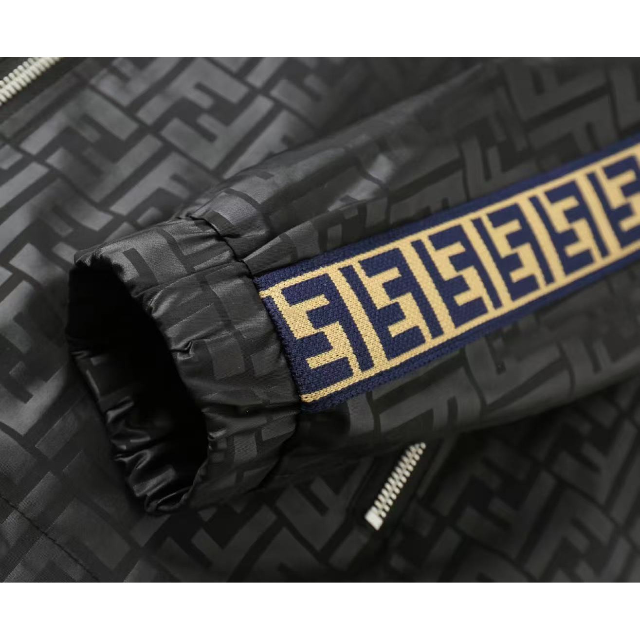 <p>FENDI&nbsp;男士夹克外套(黑)</p>
