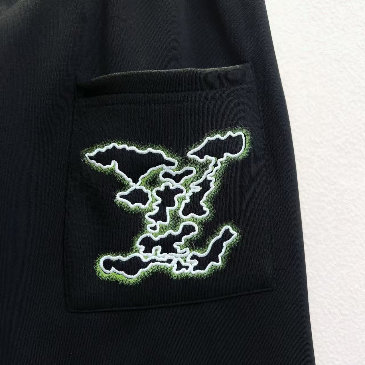 <p>LV&nbsp;直筒长裤(XB138)（黑色）</p>