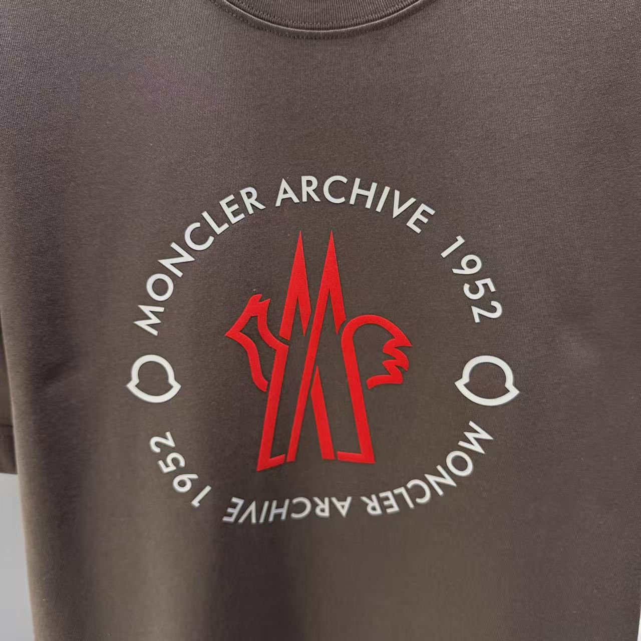 <p>Moncler 短袖T恤(棕色)</p>