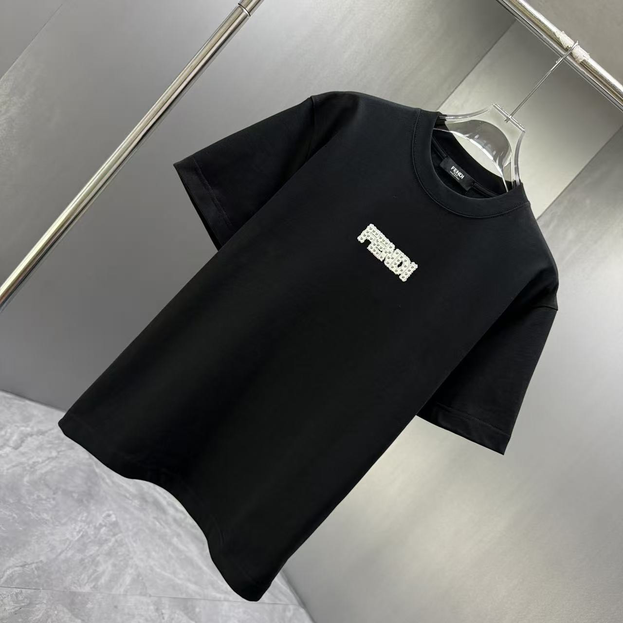 <p>FENDI 短袖T恤(黑)</p>