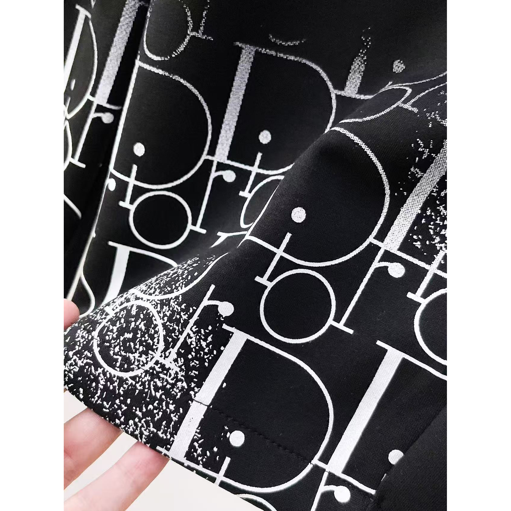 <p>DIOR 专柜新款休闲短裤(黑)</p>