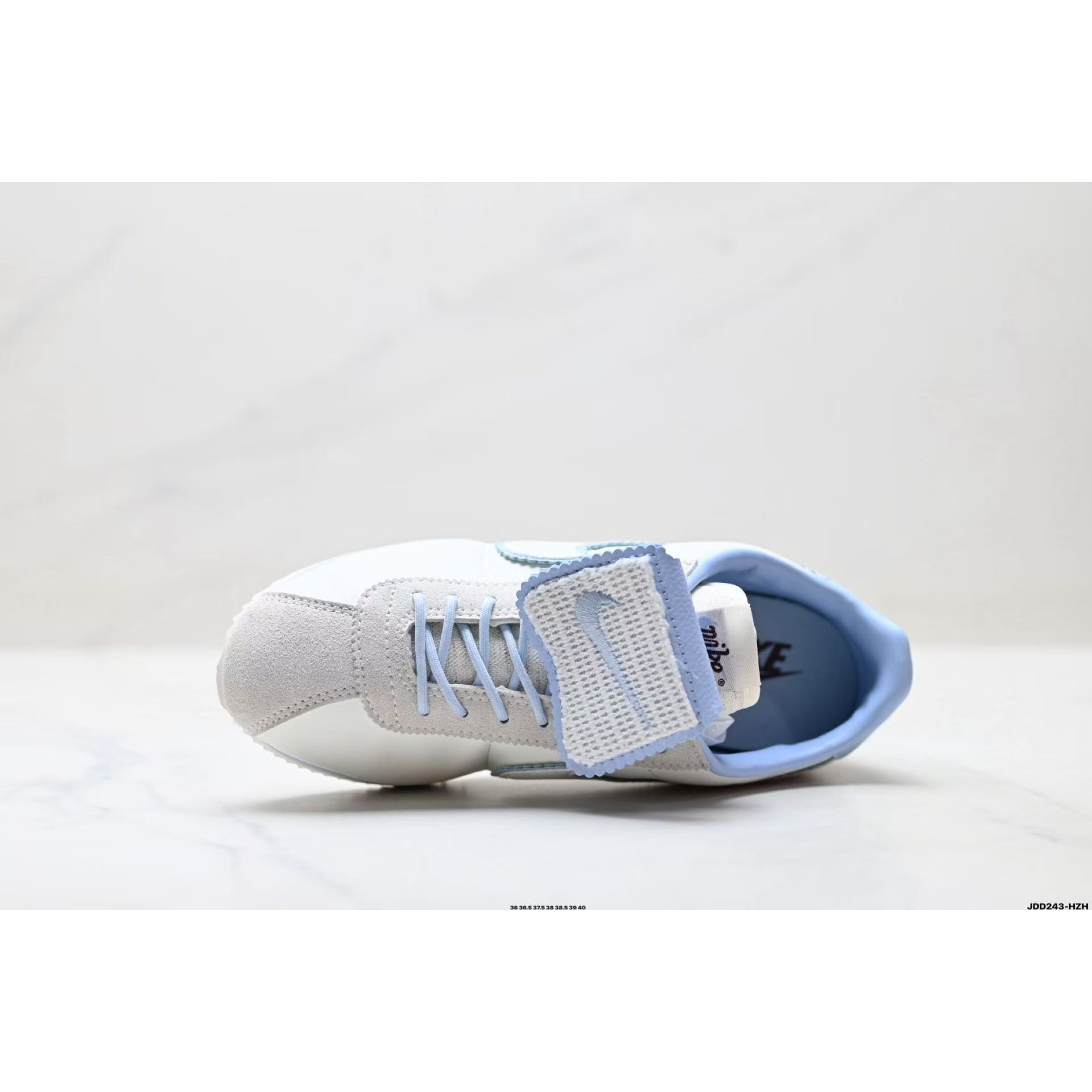 <p>Nike Classic Cortez 运动鞋&nbsp;</p>