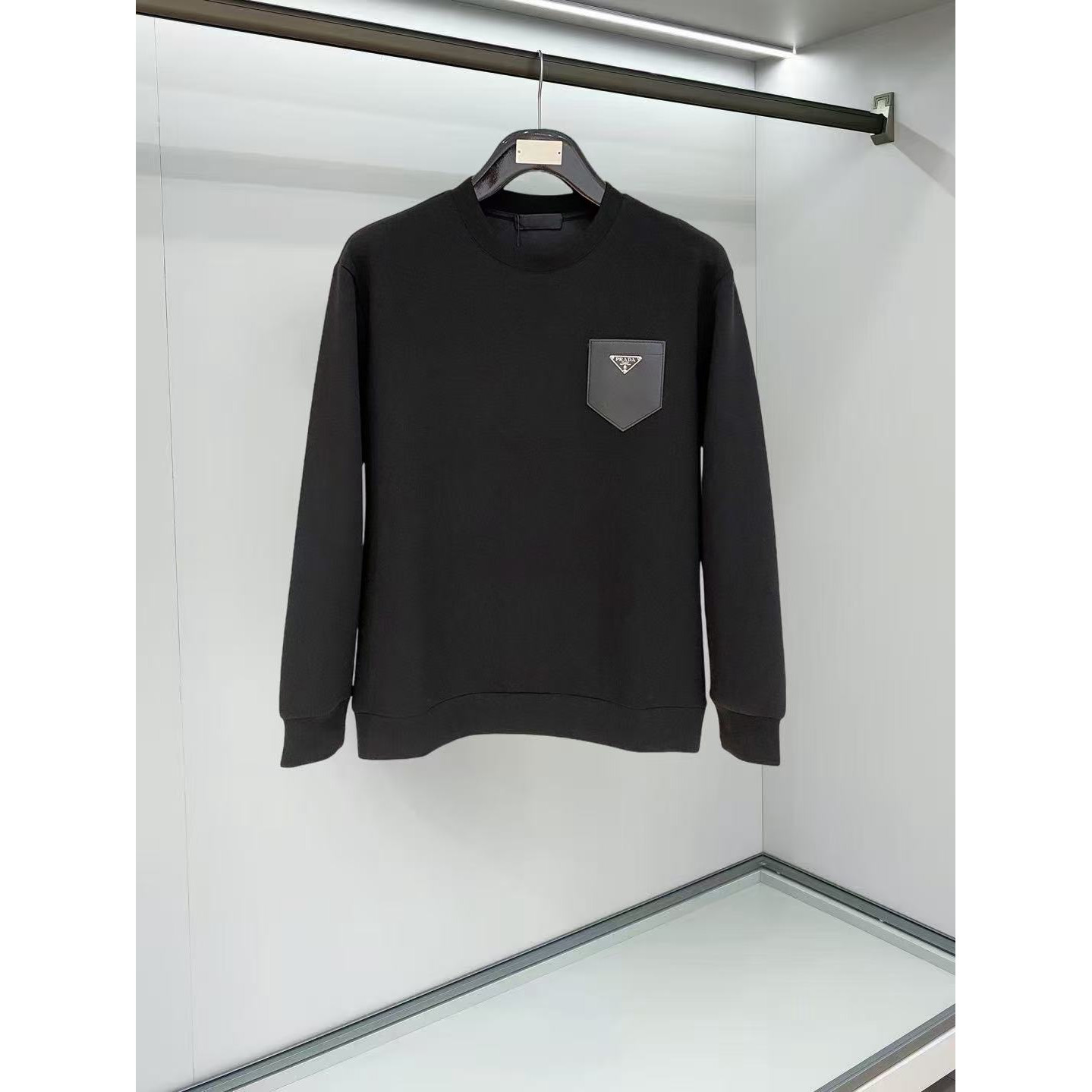 <p>PRADA&nbsp;太空棉卫衣(黑)</p>