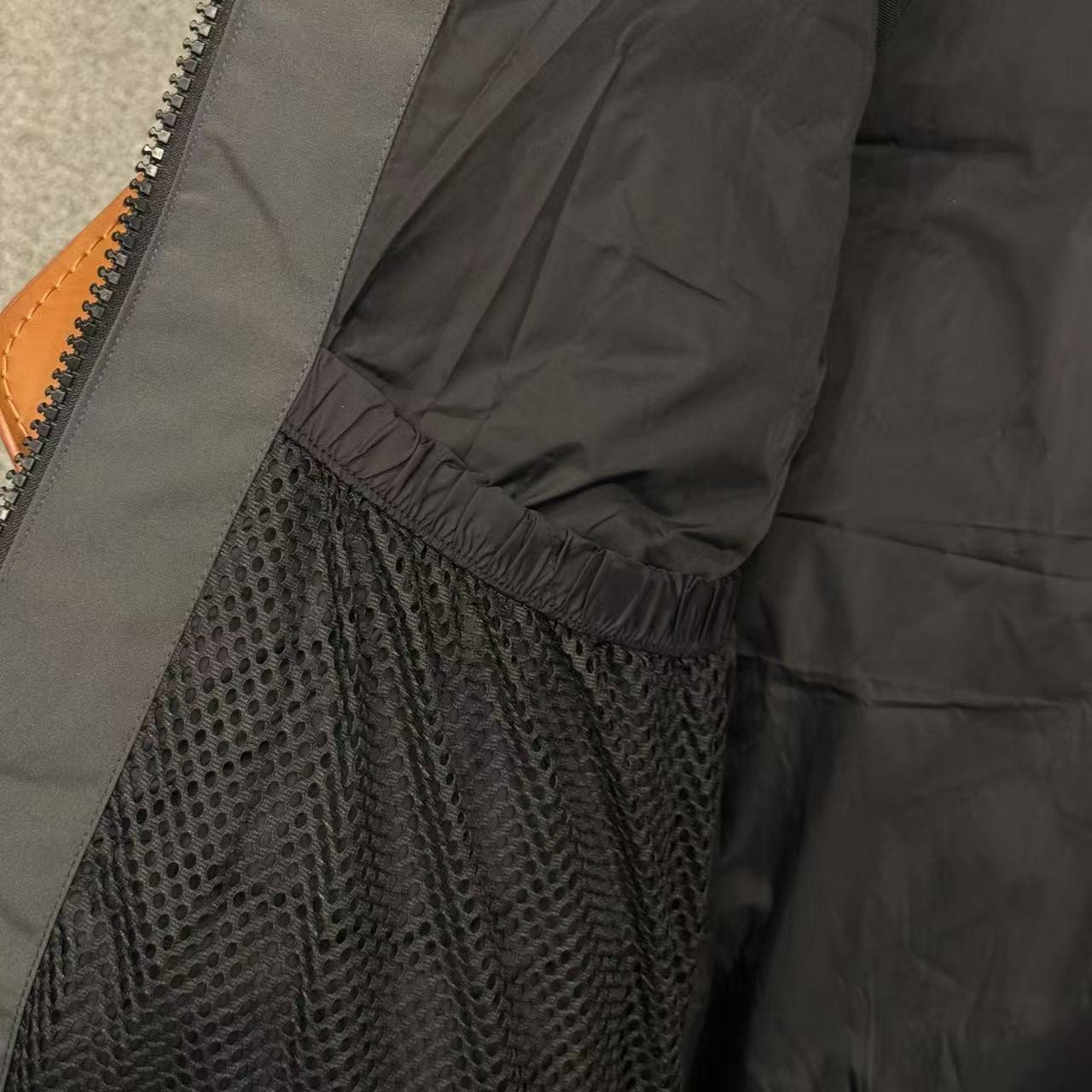 <p>Canada Goose 可拆卸兜帽全長款羽绒服(灰)</p>
