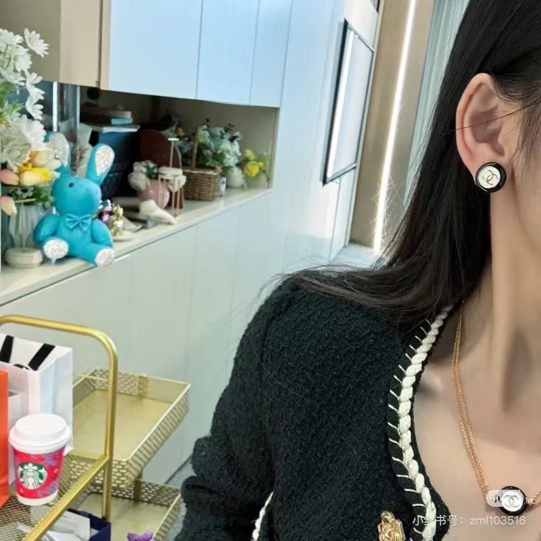 <p>CHANEL 24P黑白纽扣圆形珐琅双C链条</p>
