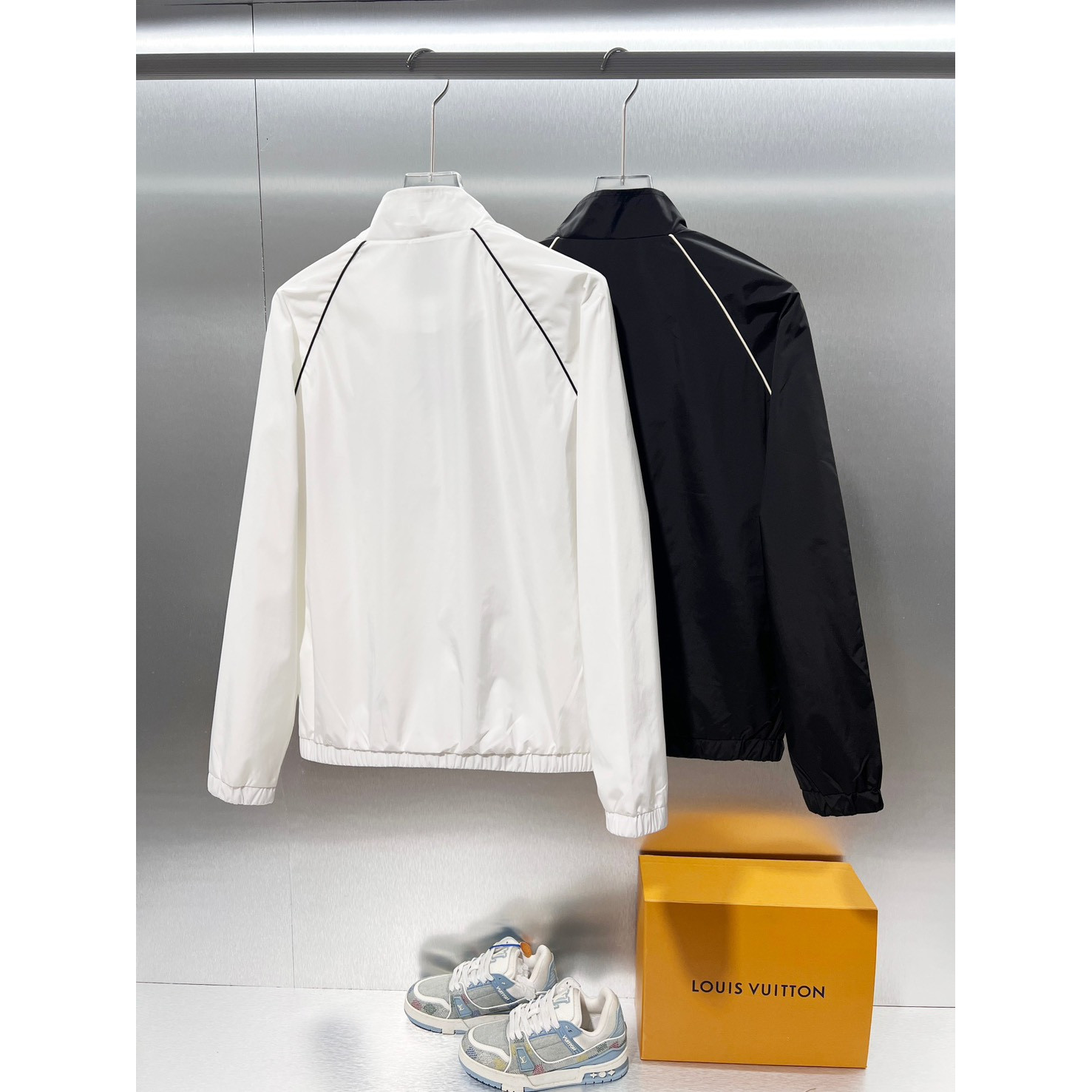 <p>MONCLER&nbsp;夹克外套(白)</p>