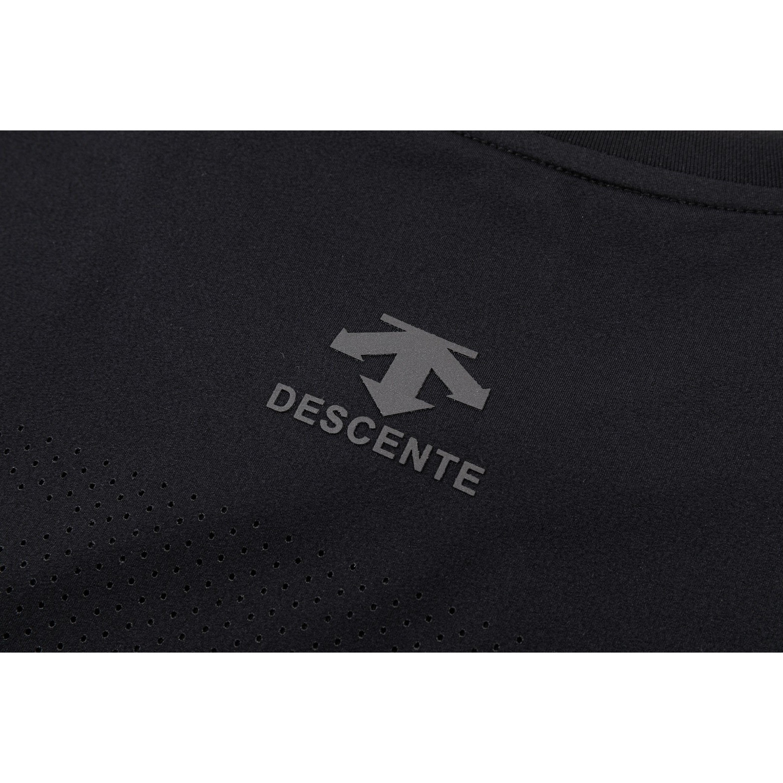 <p>DESCENTE 速干机能短袖T恤(黑)</p>