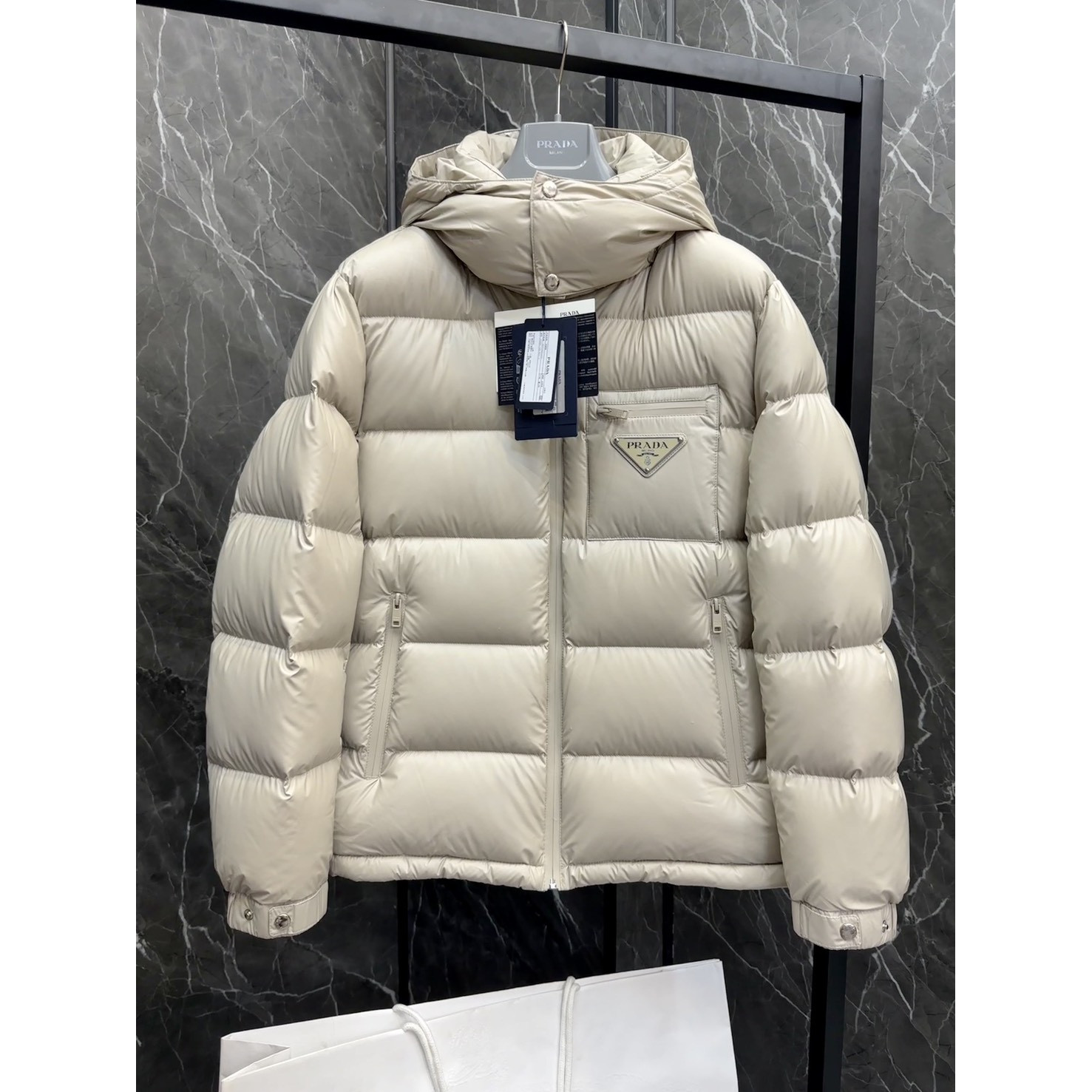 <p>PRADA 新款羽绒服(白)</p>