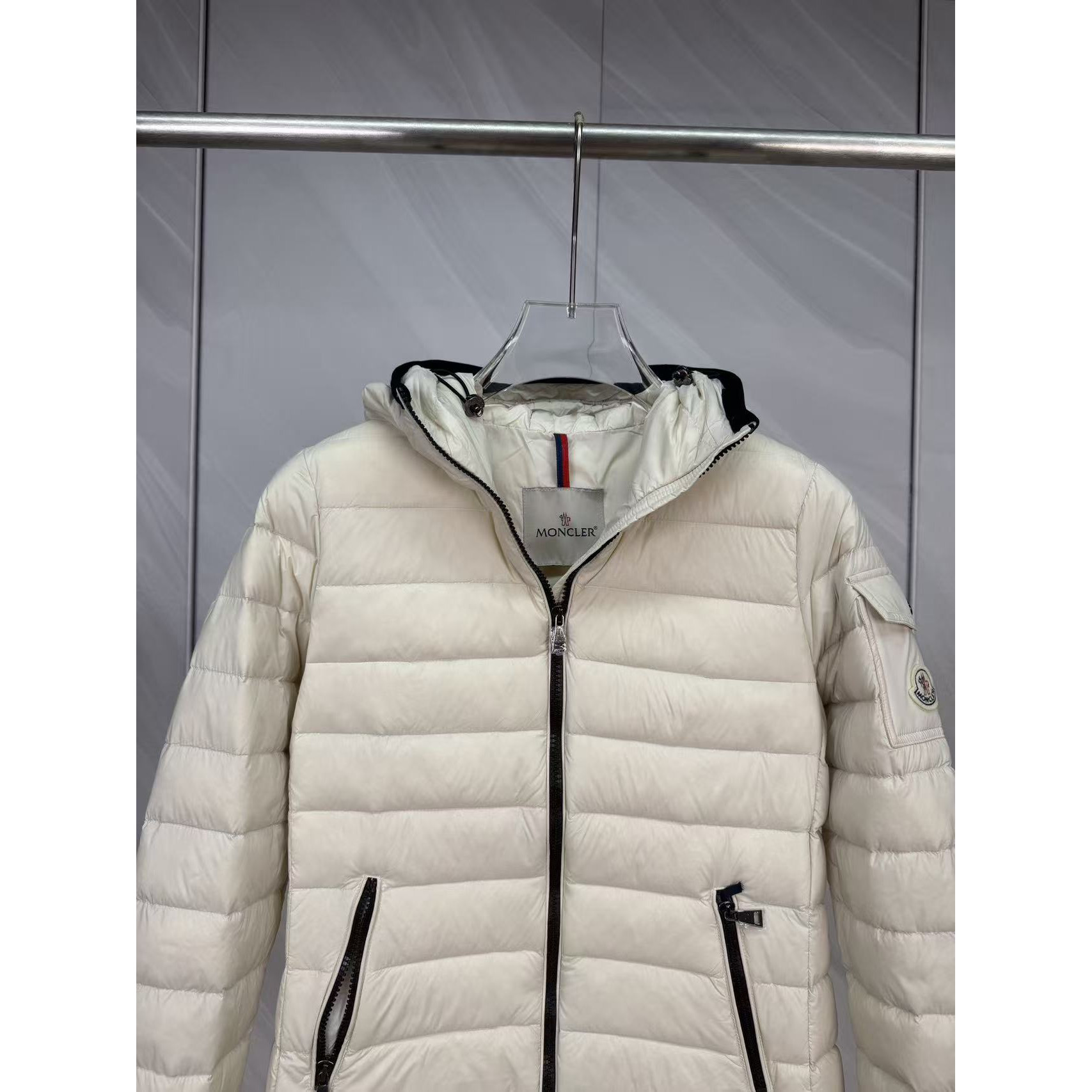 <p>Moncler Bles系列羽绒服(白)</p>