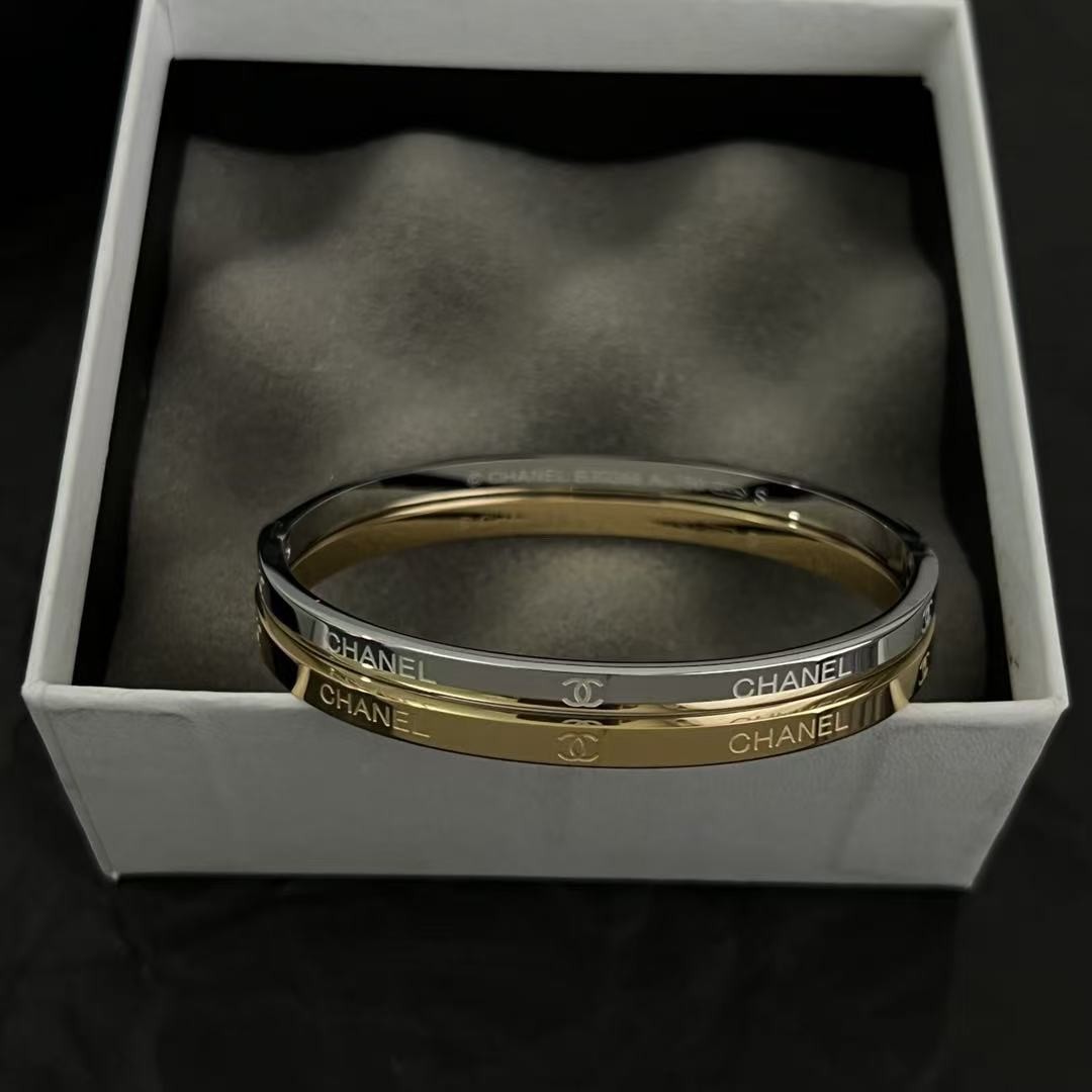 <p>Chanel 中古手镯(金)</p>