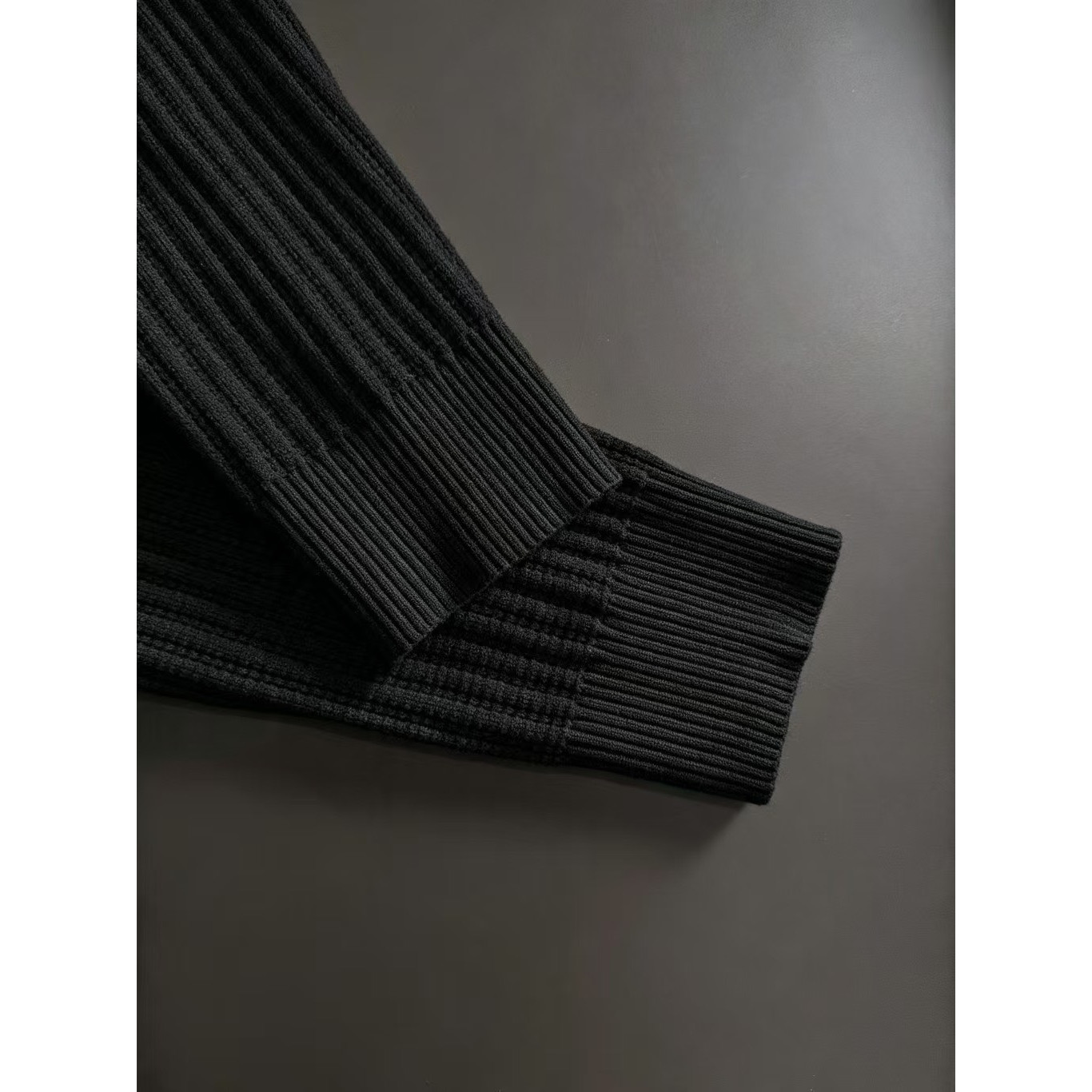 <p>Balenciaga&nbsp;高品质男士毛衣(黑)</p>