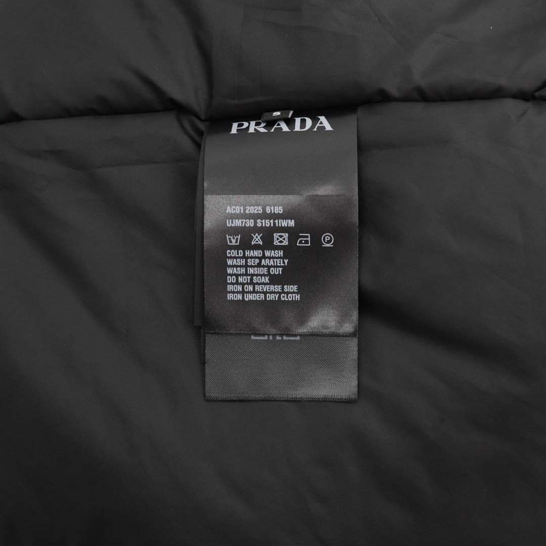 <p>PRADA 质领角标翻领外套(黑)</p>