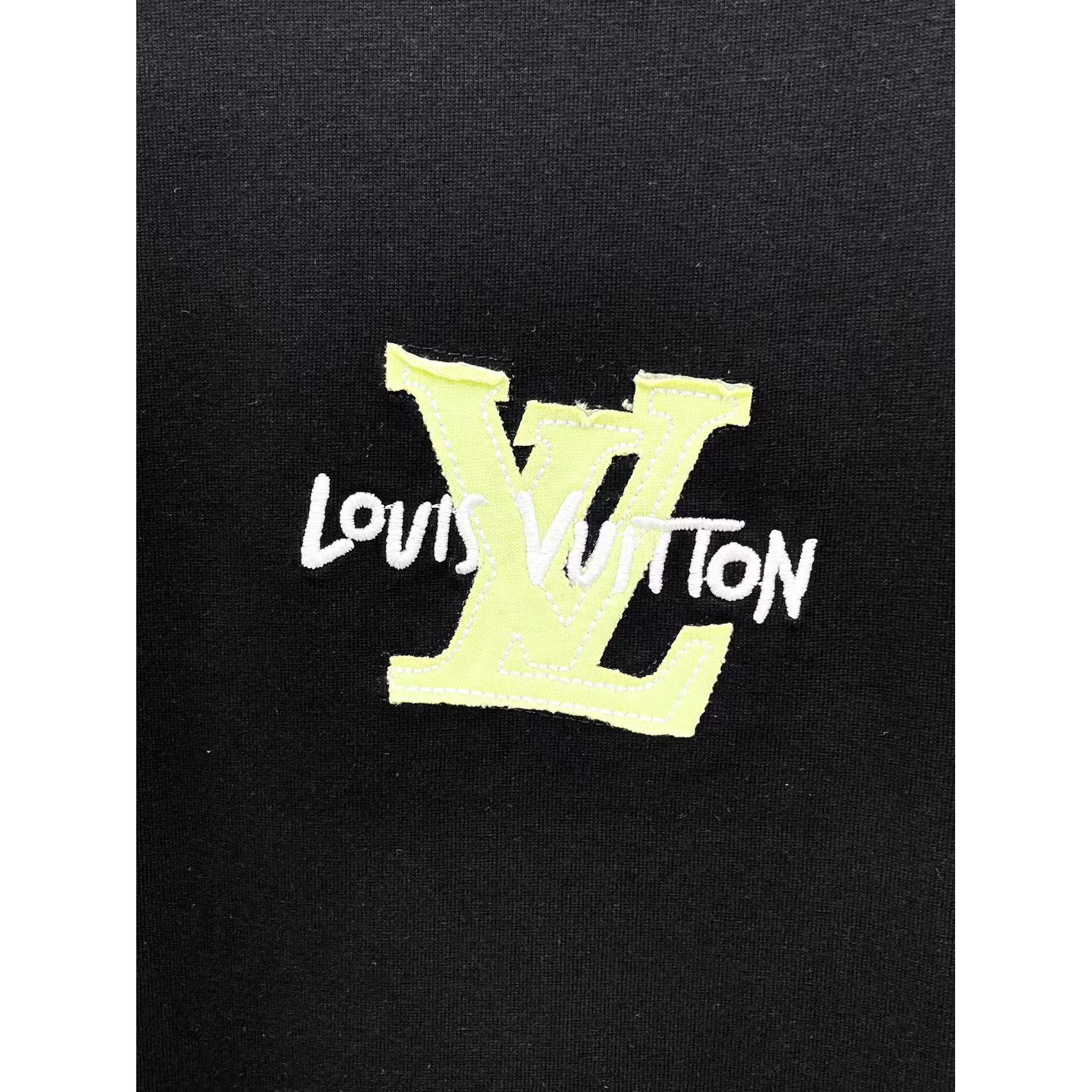 <p>LV&nbsp;专柜新款短袖T恤(黑)</p>