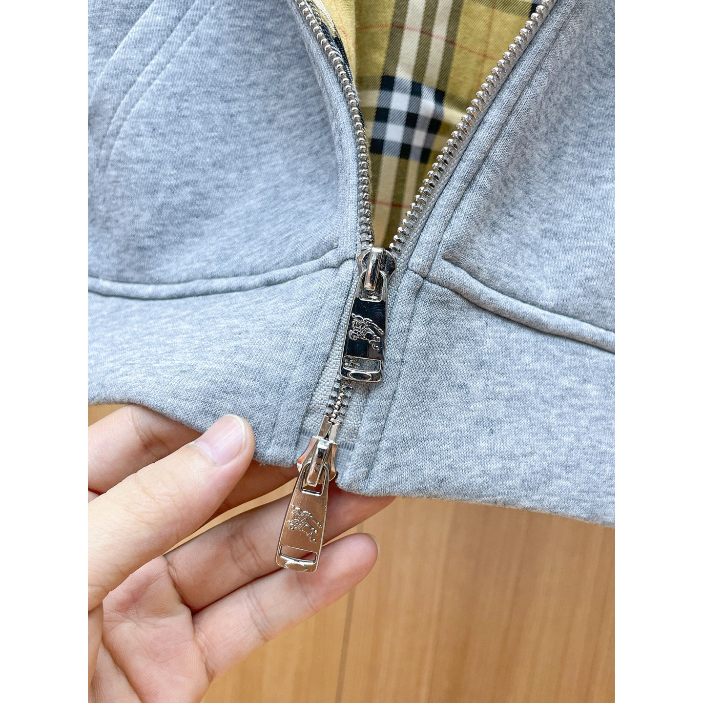 <p>BURBERRY 精品外套(灰)</p>