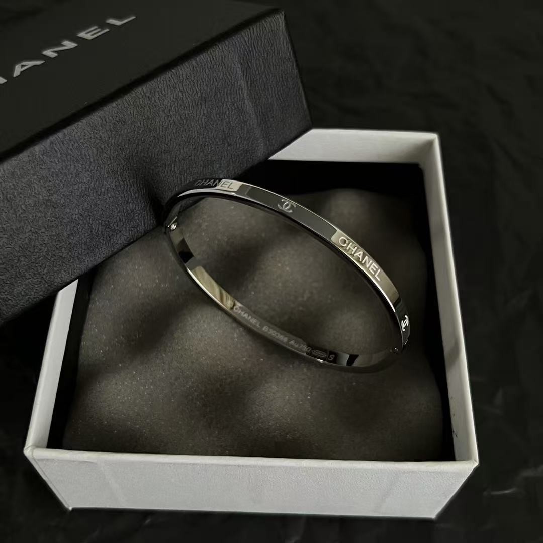 <p>Chanel 中古手镯(銀)</p>